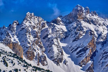 Kar Alpleri 'nde nefes kesen güzel panoramik manzara - Fransız Alp Dağları' nın etrafındaki karlı dağ zirveleri: Courchevel, Val Thorens, Meribel (Les Trois Vallees), Fransa.