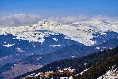Kar Alpleri 'nde nefes kesen güzel panoramik manzara - Fransız Alp Dağları' nın etrafındaki karlı dağ zirveleri: Courchevel, Val Thorens, Meribel (Les Trois Vallees), Fransa.