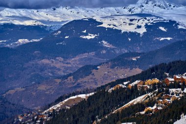 Kar Alpleri 'nde nefes kesen güzel panoramik manzara - Fransız Alp Dağları' nın etrafındaki karlı dağ zirveleri: Courchevel, Val Thorens, Meribel (Les Trois Vallees), Fransa.