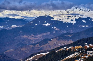 Kar Alpleri 'nde nefes kesen güzel panoramik manzara - Fransız Alp Dağları' nın etrafındaki karlı dağ zirveleri: Courchevel, Val Thorens, Meribel (Les Trois Vallees), Fransa.