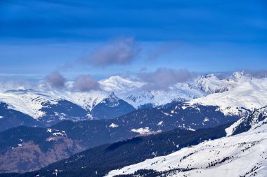 Kar Alpleri 'nde nefes kesen güzel panoramik manzara - Fransız Alp Dağları' nın etrafındaki karlı dağ zirveleri: Courchevel, Val Thorens, Meribel (Les Trois Vallees), Fransa.