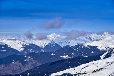 Kar Alpleri 'nde nefes kesen güzel panoramik manzara - Fransız Alp Dağları' nın etrafındaki karlı dağ zirveleri: Courchevel, Val Thorens, Meribel (Les Trois Vallees), Fransa.