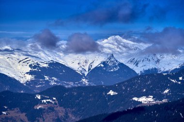 Kar Alpleri 'nde nefes kesen güzel panoramik manzara - Fransız Alp Dağları' nın etrafındaki karlı dağ zirveleri: Courchevel, Val Thorens, Meribel (Les Trois Vallees), Fransa.