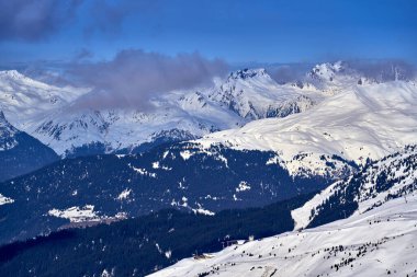 Kar Alpleri 'nde nefes kesen güzel panoramik manzara - Fransız Alp Dağları' nın etrafındaki karlı dağ zirveleri: Courchevel, Val Thorens, Meribel (Les Trois Vallees), Fransa.