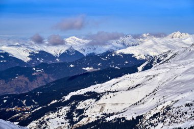 Kar Alpleri 'nde nefes kesen güzel panoramik manzara - Fransız Alp Dağları' nın etrafındaki karlı dağ zirveleri: Courchevel, Val Thorens, Meribel (Les Trois Vallees), Fransa.
