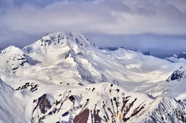Kar Alpleri 'nde nefes kesen güzel panoramik manzara - Fransız Alp Dağları' nın etrafındaki karlı dağ zirveleri: Courchevel, Val Thorens, Meribel (Les Trois Vallees), Fransa.