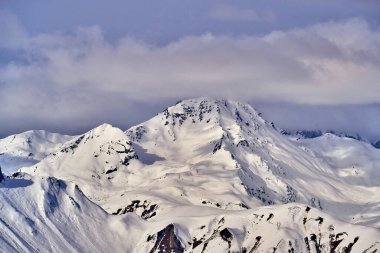 Kar Alpleri 'nde nefes kesen güzel panoramik manzara - Fransız Alp Dağları' nın etrafındaki karlı dağ zirveleri: Courchevel, Val Thorens, Meribel (Les Trois Vallees), Fransa.