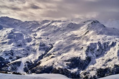 Kar Alpleri 'nde nefes kesen güzel panoramik manzara - Fransız Alp Dağları' nın etrafındaki karlı dağ zirveleri: Courchevel, Val Thorens, Meribel (Les Trois Vallees), Fransa.