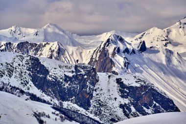 Kar Alpleri 'nde nefes kesen güzel panoramik manzara - Fransız Alp Dağları' nın etrafındaki karlı dağ zirveleri: Courchevel, Val Thorens, Meribel (Les Trois Vallees), Fransa.
