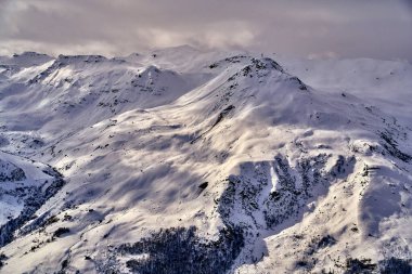 Kar Alpleri 'nde nefes kesen güzel panoramik manzara - Fransız Alp Dağları' nın etrafındaki karlı dağ zirveleri: Courchevel, Val Thorens, Meribel (Les Trois Vallees), Fransa.