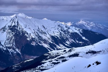 Kar Alpleri 'nde nefes kesen güzel panoramik manzara - Fransız Alp Dağları' nın etrafındaki karlı dağ zirveleri: Courchevel, Val Thorens, Meribel (Les Trois Vallees), Fransa.