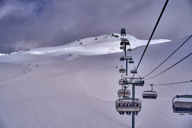 Kar Alpleri 'nde nefes kesen güzel panoramik manzara - Fransız Alp Dağları' nın etrafındaki karlı dağ zirveleri: Courchevel, Val Thorens, Meribel (Les Trois Vallees), Fransa.