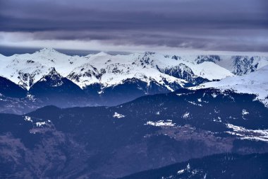 Kar Alpleri 'nde nefes kesen güzel panoramik manzara - Fransız Alp Dağları' nın etrafındaki karlı dağ zirveleri: Courchevel, Val Thorens, Meribel (Les Trois Vallees), Fransa.