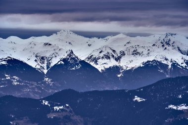 Kar Alpleri 'nde nefes kesen güzel panoramik manzara - Fransız Alp Dağları' nın etrafındaki karlı dağ zirveleri: Courchevel, Val Thorens, Meribel (Les Trois Vallees), Fransa.