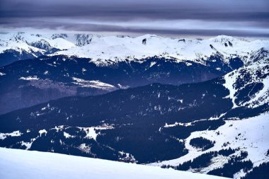 Kar Alpleri 'nde nefes kesen güzel panoramik manzara - Fransız Alp Dağları' nın etrafındaki karlı dağ zirveleri: Courchevel, Val Thorens, Meribel (Les Trois Vallees), Fransa.