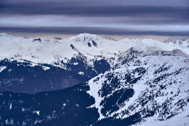 Kar Alpleri 'nde nefes kesen güzel panoramik manzara - Fransız Alp Dağları' nın etrafındaki karlı dağ zirveleri: Courchevel, Val Thorens, Meribel (Les Trois Vallees), Fransa.