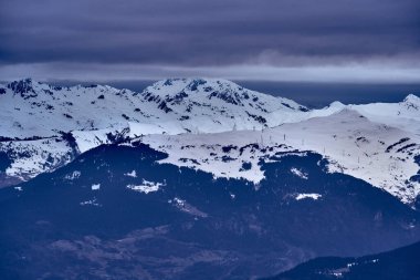 Kar Alpleri 'nde nefes kesen güzel panoramik manzara - Fransız Alp Dağları' nın etrafındaki karlı dağ zirveleri: Courchevel, Val Thorens, Meribel (Les Trois Vallees), Fransa.