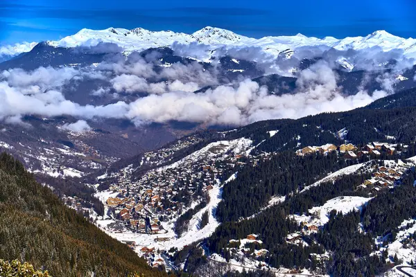 Kar Alpleri 'nde nefes kesen güzel panoramik manzara - Fransız Alp Dağları' nın etrafındaki karlı dağ zirveleri: Courchevel, Val Thorens, Meribel (Les Trois Vallees), Fransa.