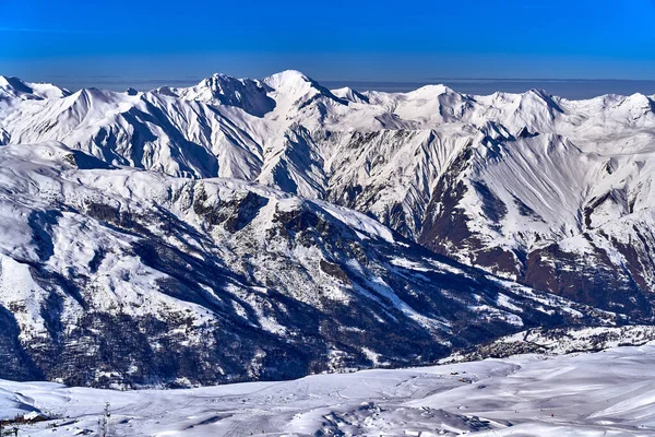 Kar Alpleri 'nde nefes kesen güzel panoramik manzara - Fransız Alp Dağları' nın etrafındaki karlı dağ zirveleri: Courchevel, Val Thorens, Meribel (Les Trois Vallees), Fransa.