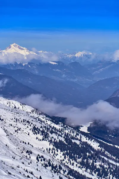 Kar Alpleri 'nde nefes kesen güzel panoramik manzara - Fransız Alp Dağları' nın etrafındaki karlı dağ zirveleri: Courchevel, Val Thorens, Meribel (Les Trois Vallees), Fransa.