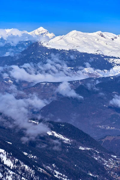 Kar Alpleri 'nde nefes kesen güzel panoramik manzara - Fransız Alp Dağları' nın etrafındaki karlı dağ zirveleri: Courchevel, Val Thorens, Meribel (Les Trois Vallees), Fransa.