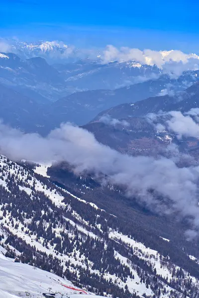 Kar Alpleri 'nde nefes kesen güzel panoramik manzara - Fransız Alp Dağları' nın etrafındaki karlı dağ zirveleri: Courchevel, Val Thorens, Meribel (Les Trois Vallees), Fransa.