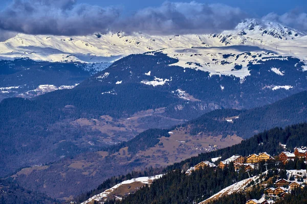 Kar Alpleri 'nde nefes kesen güzel panoramik manzara - Fransız Alp Dağları' nın etrafındaki karlı dağ zirveleri: Courchevel, Val Thorens, Meribel (Les Trois Vallees), Fransa.