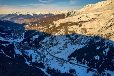Kar Alpleri 'nde nefes kesici panoramik manzara - Fransız Alp Dağları' nın etrafındaki kış zirveleri: Courchevel, Val Thorens, Meribel (Les Trois Vallees), Fransa.
