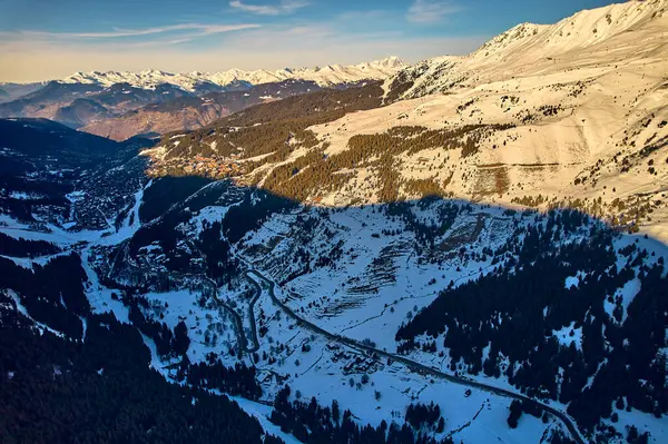 Kar Alpleri 'nde nefes kesici panoramik manzara - Fransız Alp Dağları' nın etrafındaki kış zirveleri: Courchevel, Val Thorens, Meribel (Les Trois Vallees), Fransa.