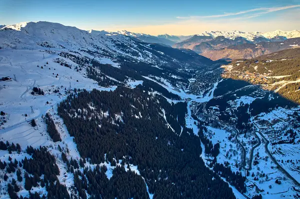 Kar Alpleri 'nde nefes kesici panoramik manzara - Fransız Alp Dağları' nın etrafındaki kış zirveleri: Courchevel, Val Thorens, Meribel (Les Trois Vallees), Fransa.
