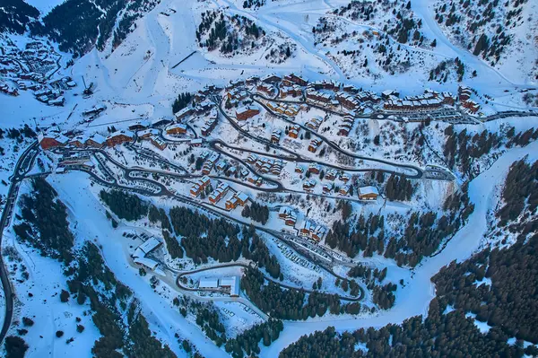 Lélegzetelállító Gyönyörű Panorámás Légi Kilátás Snow Alpokban Téli Hegycsúcsok Körül Jogdíjmentes Stock Fotók