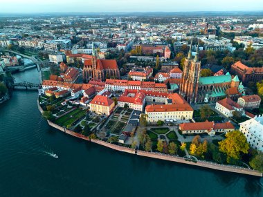 Katedral Adası 'ndaki hava manzarası (Lehçe: Ostrow Tumski - Wroclaw kentinin en eski kısmı (Almanca: Breslau) - Polonya' nın güneybatısındaki tarihi Silezya, Polonya, Avrupa, AB bölgesi