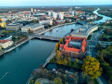 Katedral Adası 'ndaki hava manzarası (Lehçe: Ostrow Tumski - Wroclaw kentinin en eski kısmı (Almanca: Breslau) - Polonya' nın güneybatısındaki tarihi Silezya, Polonya, Avrupa, AB bölgesi