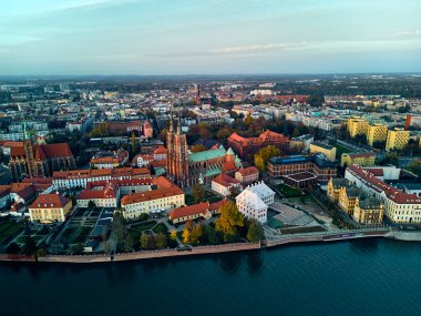 Katedral Adası 'ndaki hava manzarası (Lehçe: Ostrow Tumski - Wroclaw kentinin en eski kısmı (Almanca: Breslau) - Polonya' nın güneybatısındaki tarihi Silezya, Polonya, Avrupa, AB bölgesi