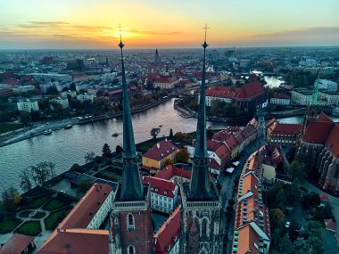 Katedral Adası 'ndaki hava manzarası (Lehçe: Ostrow Tumski - Wroclaw kentinin en eski kısmı (Almanca: Breslau) - Polonya' nın güneybatısındaki tarihi Silezya, Polonya, Avrupa, AB bölgesi