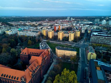 Katedral Adası 'ndaki hava manzarası (Lehçe: Ostrow Tumski - Wroclaw kentinin en eski kısmı (Almanca: Breslau) - Polonya' nın güneybatısındaki tarihi Silezya, Polonya, Avrupa, AB bölgesi
