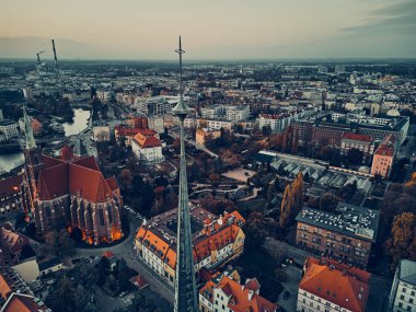 Katedral Adası 'ndaki hava manzarası (Lehçe: Ostrow Tumski - Wroclaw kentinin en eski kısmı (Almanca: Breslau) - Polonya' nın güneybatısındaki tarihi Silezya, Polonya, Avrupa, AB bölgesi