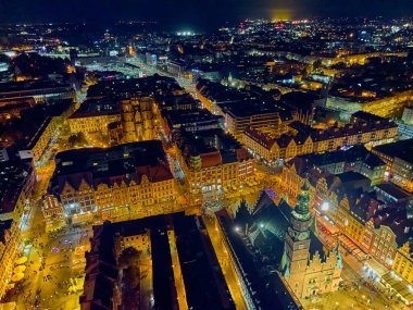 Eski kentin merkezinde hava panoramik gece manzarası, Wroclaw pazar meydanı (Almanca: Breslau) - Polonya 'nın güneybatısında şehir, tarihi Silezya, Polonya, Avrupa, AB
