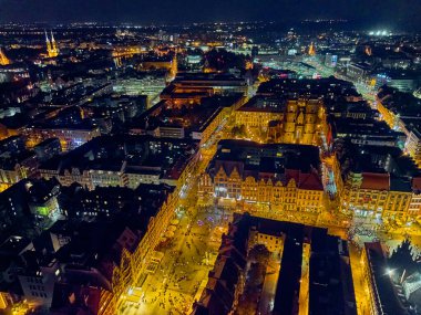 Eski kentin merkezinde hava panoramik gece manzarası, Wroclaw pazar meydanı (Almanca: Breslau) - Polonya 'nın güneybatısında şehir, tarihi Silezya, Polonya, Avrupa, AB