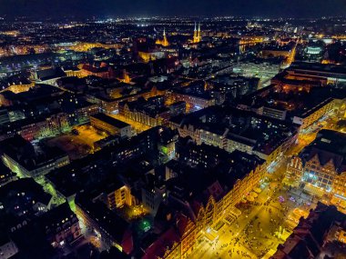Eski kentin merkezinde hava panoramik gece manzarası, Wroclaw pazar meydanı (Almanca: Breslau) - Polonya 'nın güneybatısında şehir, tarihi Silezya, Polonya, Avrupa, AB