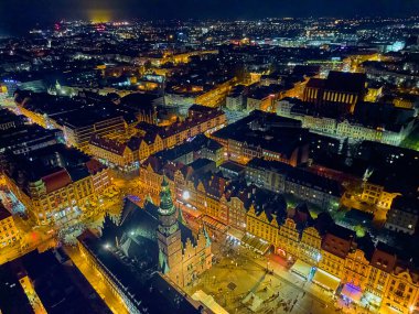 Eski kentin merkezinde hava panoramik gece manzarası, Wroclaw pazar meydanı (Almanca: Breslau) - Polonya 'nın güneybatısında şehir, tarihi Silezya, Polonya, Avrupa, AB