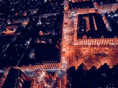 Eski kentin merkezinde hava panoramik gece manzarası, Wroclaw pazar meydanı (Almanca: Breslau) - Polonya 'nın güneybatısında şehir, tarihi Silezya, Polonya, Avrupa, AB