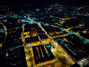 Eski kentin merkezinde hava panoramik gece manzarası, Wroclaw pazar meydanı (Almanca: Breslau) - Polonya 'nın güneybatısında şehir, tarihi Silezya, Polonya, Avrupa, AB