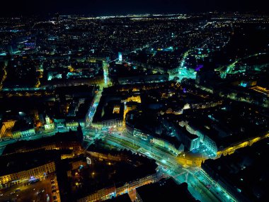 Eski kentin merkezinde hava panoramik gece manzarası, Wroclaw pazar meydanı (Almanca: Breslau) - Polonya 'nın güneybatısında şehir, tarihi Silezya, Polonya, Avrupa, AB