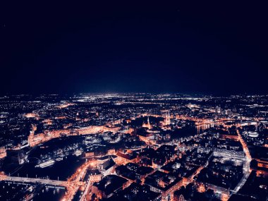 Eski kentin merkezinde hava panoramik gece manzarası, Wroclaw pazar meydanı (Almanca: Breslau) - Polonya 'nın güneybatısında şehir, tarihi Silezya bölgesi, Polonya, AB - karanlık sanatsal tasarım.