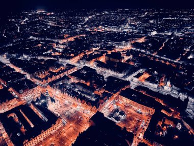 Eski kentin merkezinde hava panoramik gece manzarası, Wroclaw pazar meydanı (Almanca: Breslau) - Polonya 'nın güneybatısında şehir, tarihi Silezya bölgesi, Polonya, AB - karanlık sanatsal tasarım.