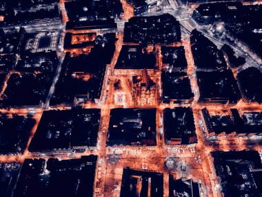 Eski kentin merkezinde hava panoramik gece manzarası, Wroclaw pazar meydanı (Almanca: Breslau) - Polonya 'nın güneybatısında şehir, tarihi Silezya bölgesi, Polonya, AB - karanlık sanatsal tasarım.
