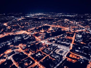 Eski kentin merkezinde hava panoramik gece manzarası, Wroclaw pazar meydanı (Almanca: Breslau) - Polonya 'nın güneybatısında şehir, tarihi Silezya bölgesi, Polonya, AB - karanlık sanatsal tasarım.