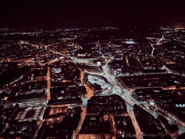 Eski kentin merkezinde hava panoramik gece manzarası, Wroclaw pazar meydanı (Almanca: Breslau) - Polonya 'nın güneybatısında şehir, tarihi Silezya bölgesi, Polonya, AB - karanlık sanatsal tasarım.