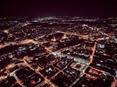 Eski kentin merkezinde hava panoramik gece manzarası, Wroclaw pazar meydanı (Almanca: Breslau) - Polonya 'nın güneybatısında şehir, tarihi Silezya bölgesi, Polonya, AB - karanlık sanatsal tasarım.